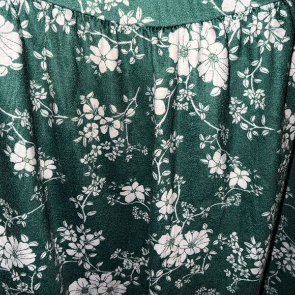 Elegant Green and White Blouse with Subtle Floral Design - Picture 2 of 6